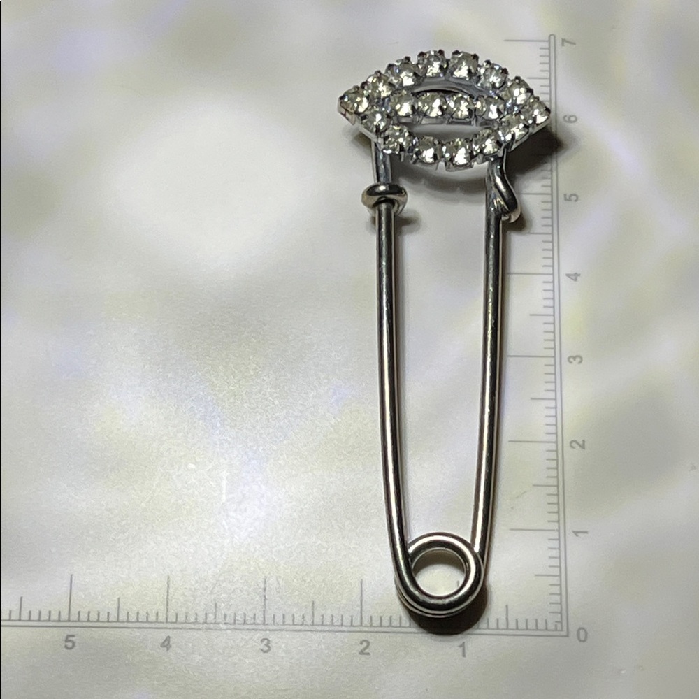 Vintage Silver Tone Pin.